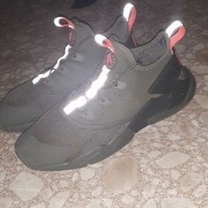 Size 7 Nike Huaraches